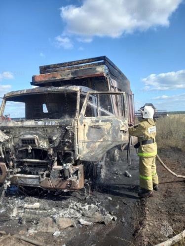 В Знаменском районе в поле сгорел КамАЗ